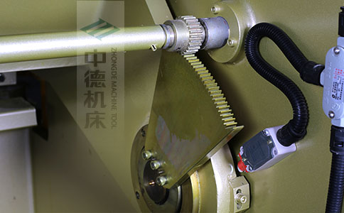 ZDS-450采用高精度刀片間隙調(diào)節(jié)齒輪，經(jīng)過淬火高硬度又耐磨，表面鍍鋅不生銹，長年累月使用依然有很高的調(diào)節(jié)精度.jpg