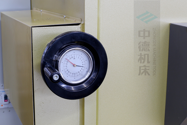 ZDG-632刀片間隙調(diào)節(jié)裝置，設(shè)置在機(jī)架前面，并有刻度顯示，調(diào)節(jié)方便.jpg