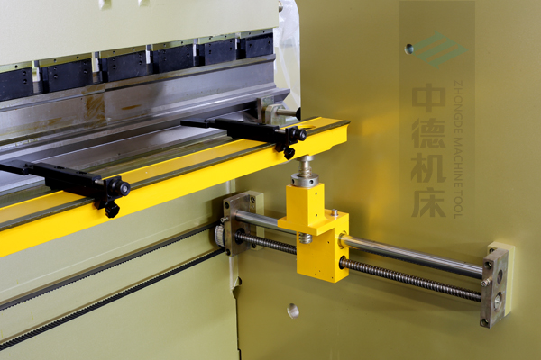 ZDP-10032高精度x軸結(jié)構(gòu)，采用滾珠絲桿，精度高無游隙，淬火高強(qiáng)度擋指，并有倒三角鎖卡裝置不掉落.jpg