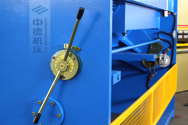 ZDSK-1632剪板機(jī)刀片間隙手動(dòng)調(diào)節(jié)器，刻度清淅，調(diào)節(jié)省力又簡(jiǎn)便.jpg