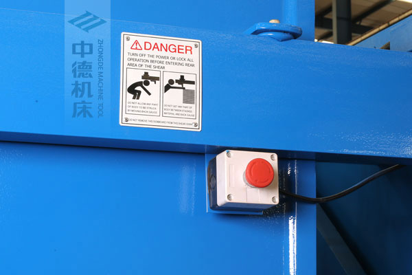 ZDSK-1632剪板機(jī)后部緊急停止按鈕，最大程度保障工人安全.jpg
