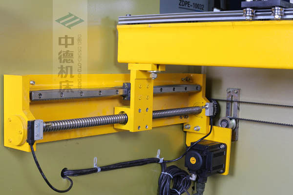 ZDPK-10032X軸配有滾珠絲桿及直線導(dǎo)軌，大功率伺服電機(jī)，鋼絲同步帶，能顯著提升X軸定位精度及速度