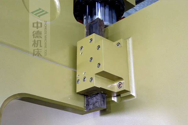 ZDP-20050加厚型滑塊導(dǎo)軌，強(qiáng)有力的保持滑塊間隙，有效減少工作時的抖動.jpg