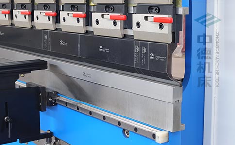 ZDPK-10025分段數(shù)控模具及高精度模具快夾，換模速度快5倍，加高型模托是門業(yè)制造專業(yè)配置.jpg