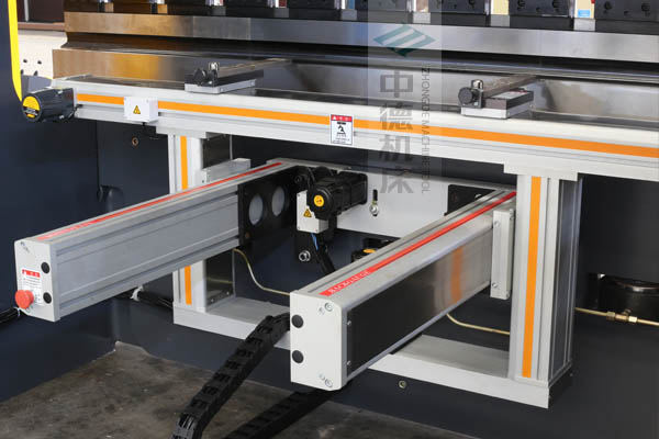 ZDPE8025-4+1軸全封套加強(qiáng)型鋁合金后檔料系統(tǒng)，內(nèi)有成套滾珠絲桿和直線導(dǎo)軌，精度高速度快噪音低.jpg