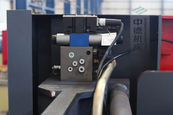 ZDPE8025采用進(jìn)口液壓系統(tǒng)，穩(wěn)定無故障，耐高溫高壓，持久工作精度高.jpg