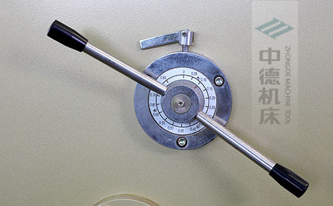 ZDS-640剪板機(jī)刀片間隙手動調(diào)節(jié)器，刻度清淅，調(diào)節(jié)省力又簡便.jpg