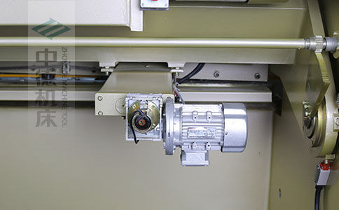 ZDS-640剪板機(jī)后檔料結(jié)構(gòu)，平行度高，并采用國內(nèi)一流品牌軸承，耐磨抗壓壽命長.jpg