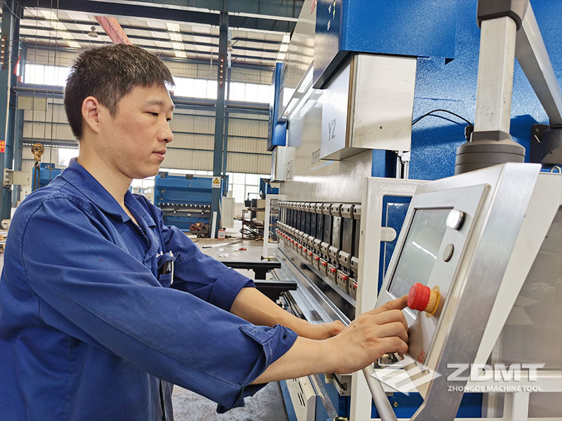 安徽中德機床股份有限公司生產(chǎn)車間-數(shù)控折彎機調試中